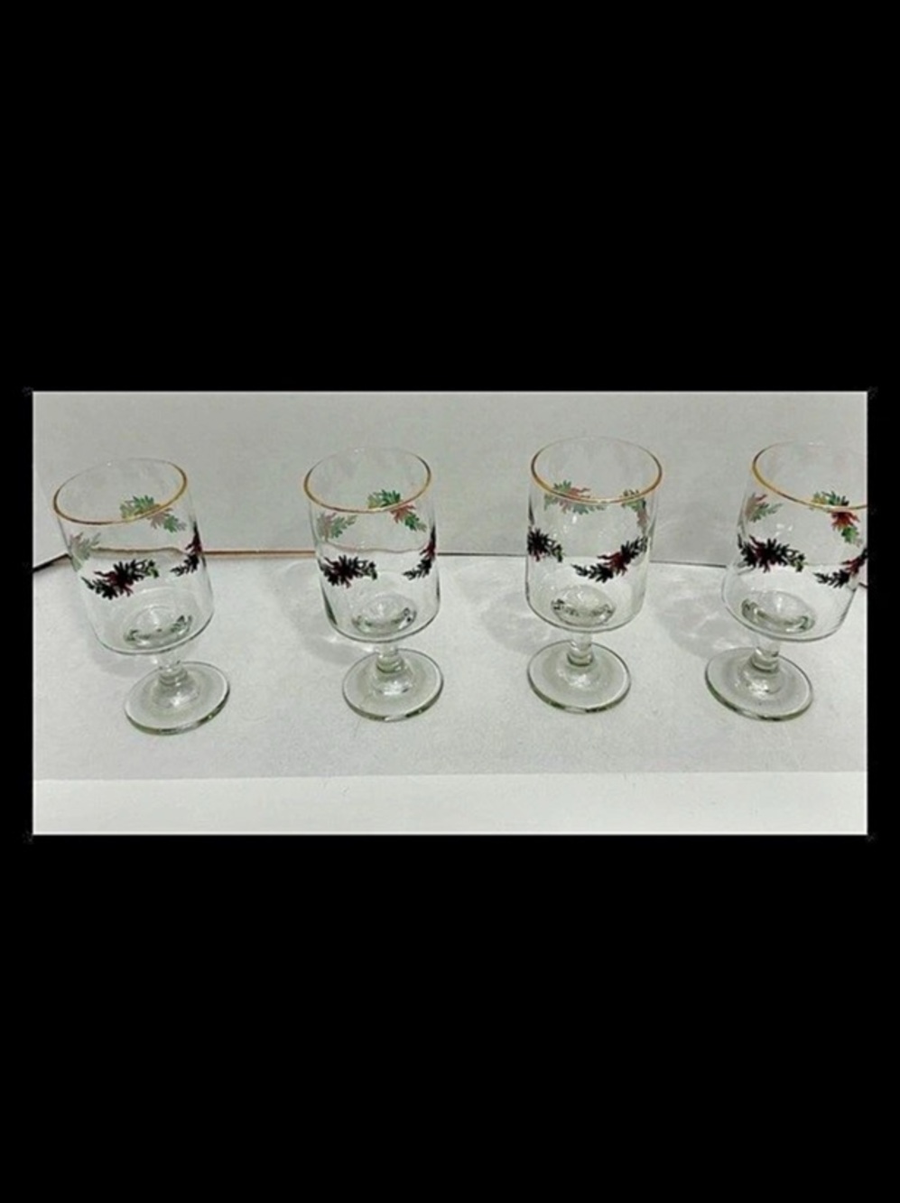 Libbey Holly Berry Christmas Footed Goblet Set of 4! Perfect for upcoming celebr
